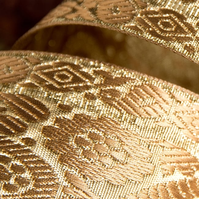 チロリアンテープ　メーター売 - 美しい光沢感　金色の更紗模様ブロケード〔幅:約7.1cm〕 4 - 別の角度からの写真です