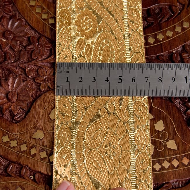 チロリアンテープ　メーター売 - 美しい光沢感　金色の更紗模様ブロケード〔幅:約7.1cm〕 6 - 横幅はこのようになります。長さは、メートル単位の切り売りとなります。