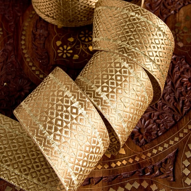 チロリアンテープ　メーター売 - 美しい光沢感　金色の伝統模様ブロケード〔幅:約6.8cm〕 2 - 他にはないとても素敵な雰囲気