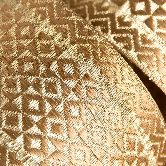 チロリアンテープ　メーター売 - 美しい光沢感　金色の伝統模様ブロケード〔幅:約6.8cm〕 4 - 別の角度からの写真です