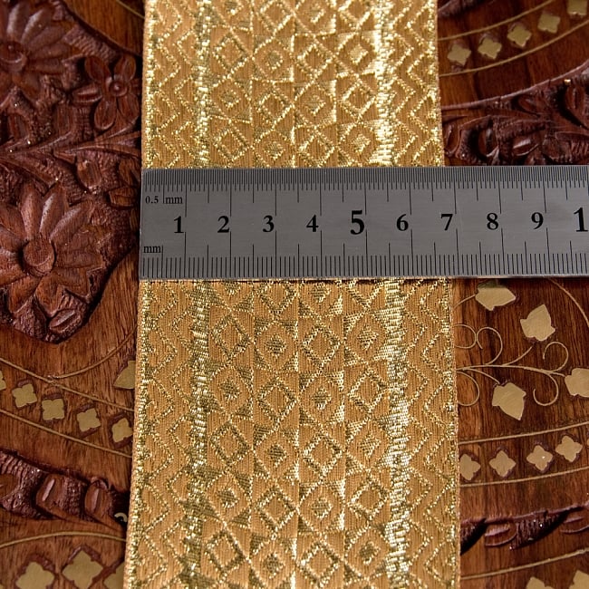 チロリアンテープ　メーター売 - 美しい光沢感　金色の伝統模様ブロケード〔幅:約6.8cm〕 6 - 横幅はこのようになります。長さは、メートル単位の切り売りとなります。