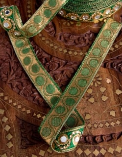 〔各色あり〕〔メーター売り〕チロリアンテープ　メーター売 - 色鮮やか　ミラーワークとビーズ刺繍〔幅:約2.5cm〕 - サブ5