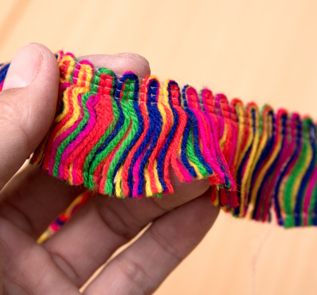 インドのひらひらカラフルテープ - ロール売り【長さ:約15m 幅:約3cm】 4 - この様にひらひらです