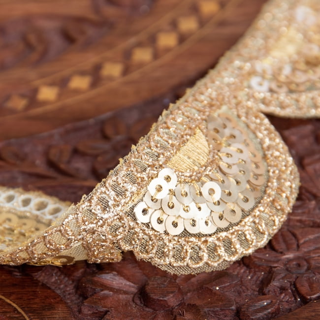 約9m ロール売り・チロリアンテープ - 金糸が美しい　更紗模様のゴータ刺繍〔幅:約3.5cm〕 4 - 別の角度から