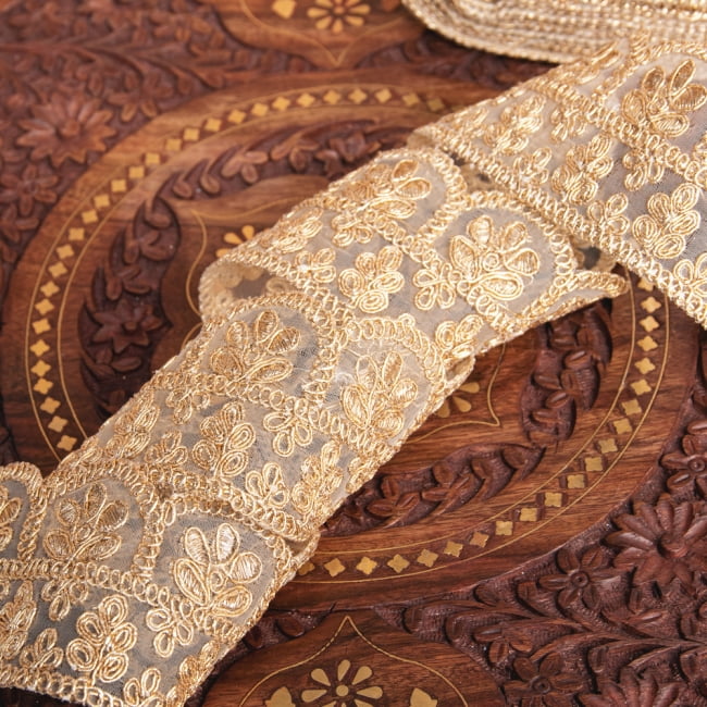 チロリアンテープ　メーター売 - レース生地に金糸が美しい　更紗模様のゴータ刺繍〔幅:約6.5cm〕 2 - 他にはないとても素敵な雰囲気