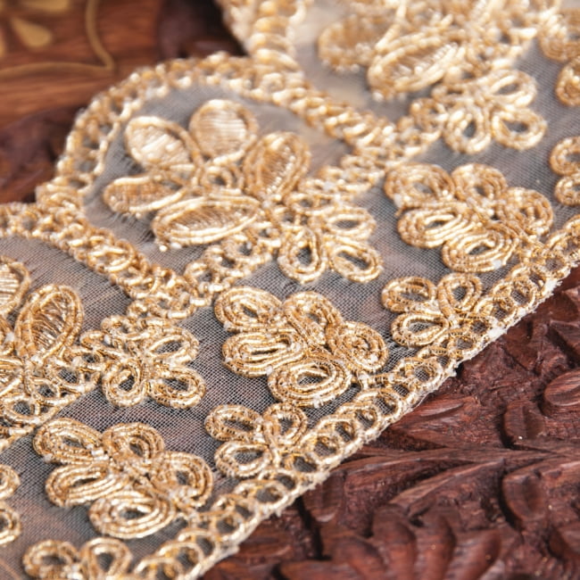 チロリアンテープ　メーター売 - レース生地に金糸が美しい　更紗模様のゴータ刺繍〔幅:約6.5cm〕 4 - 別の角度から