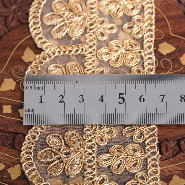チロリアンテープ　メーター売 - レース生地に金糸が美しい　更紗模様のゴータ刺繍〔幅:約6.5cm〕 6 - 横幅はこのようになります
