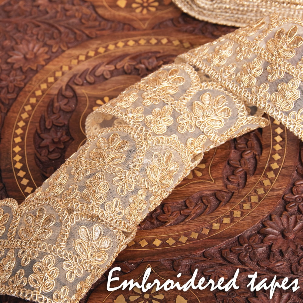 チロリアンテープ　メーター売 - レース生地に金糸が美しい　更紗模様のゴータ刺繍〔幅:約6.5cm〕1枚目の説明写真です