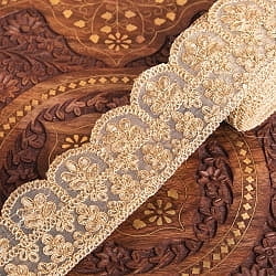 チロリアンテープ　メーター売 - レース生地に金糸が美しい　更紗模様のゴータ刺繍〔幅:約6.5cm〕の商品写真