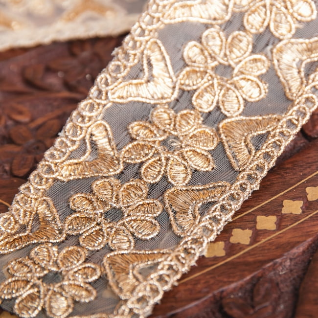 チロリアンテープ　メーター売 - レース生地に金糸が美しい　更紗模様のゴータ刺繍〔幅:約4.8cm〕 4 - 別の角度から