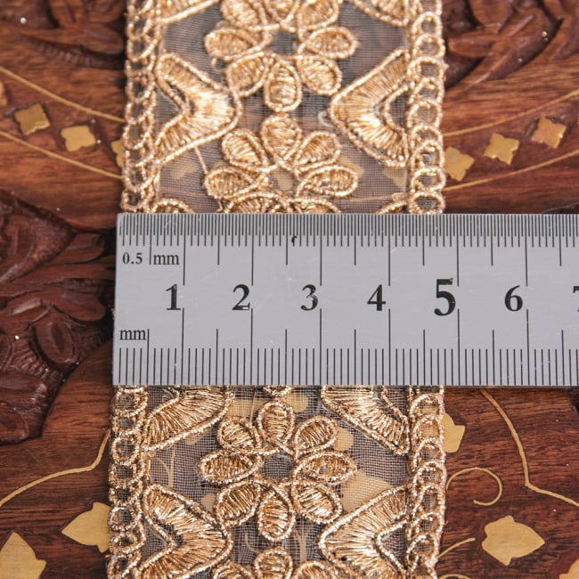 チロリアンテープ　メーター売 - レース生地に金糸が美しい　更紗模様のゴータ刺繍〔幅:約4.8cm〕 6 - 横幅はこのようになります