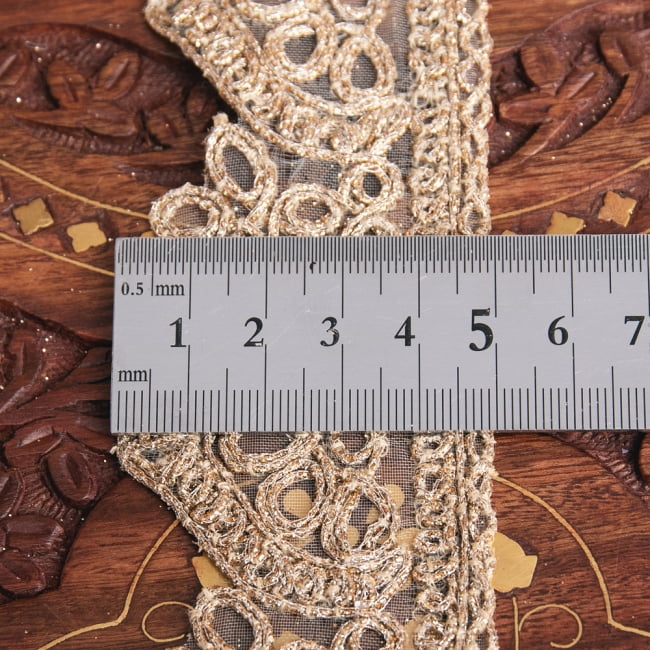 チロリアンテープ　メーター売 - レース生地に金糸が美しい　更紗模様のゴータ刺繍〔幅:約5cm〕 6 - 横幅はこのようになります