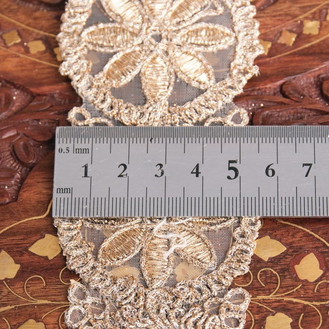 チロリアンテープ　メーター売 - レース生地に金糸が美しい　更紗模様のゴータ刺繍〔幅:約5.5cm〕 6 - 横幅はこのようになります
