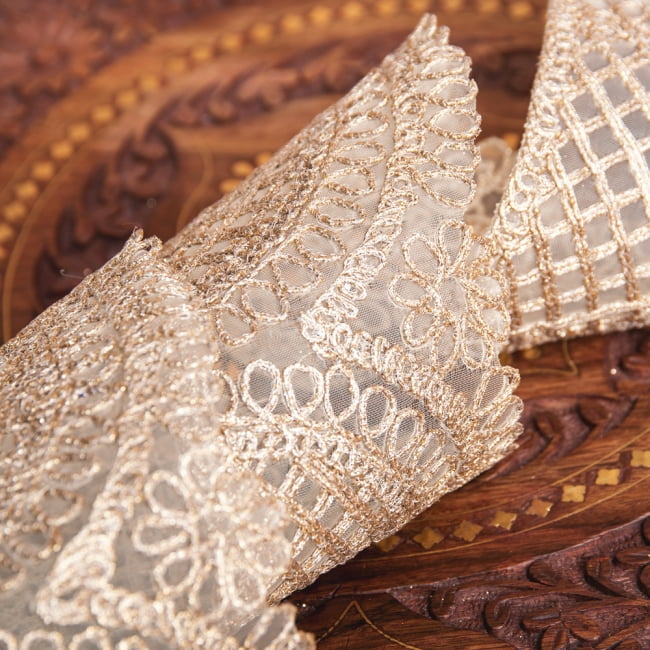 チロリアンテープ　メーター売 - レース生地に金糸が美しい　更紗模様のゴータ刺繍〔幅:約8cm〕 3 - 拡大写真です