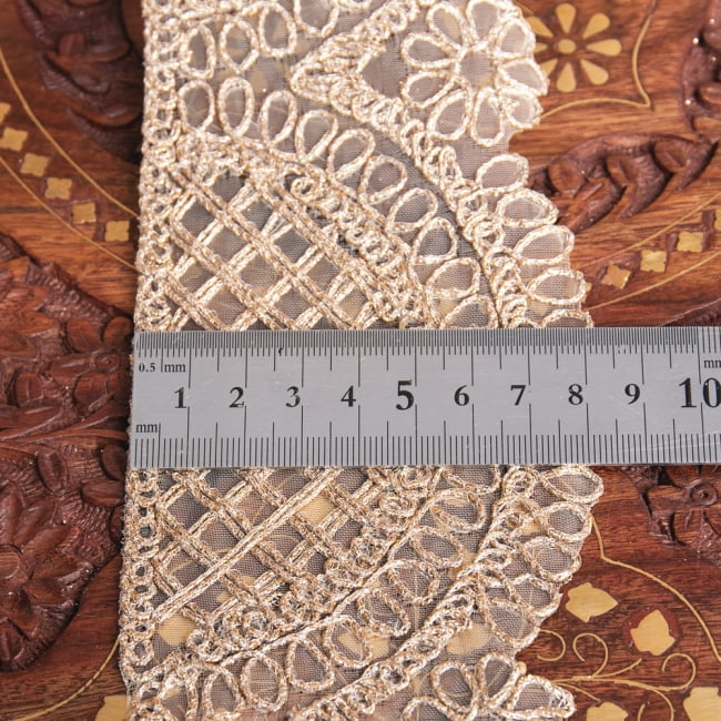チロリアンテープ　メーター売 - レース生地に金糸が美しい　更紗模様のゴータ刺繍〔幅:約8cm〕 6 - 横幅はこのようになります