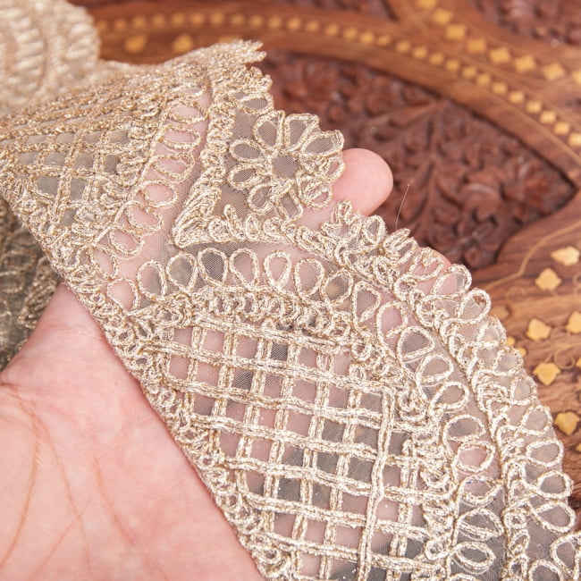 チロリアンテープ　メーター売 - レース生地に金糸が美しい　更紗模様のゴータ刺繍〔幅:約8cm〕 7 - アイデア次第で、いろいろな用途にお使いいただけます。