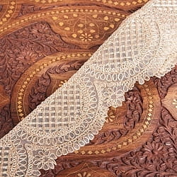 チロリアンテープ　メーター売 - レース生地に金糸が美しい　更紗模様のゴータ刺繍〔幅:約8cm〕の商品写真