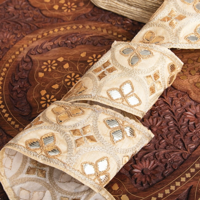 チロリアンテープ　メーター売 - 金糸が美しい　更紗模様のゴータ刺繍〔幅:約8.3cm〕 2 - 他にはないとても素敵な雰囲気