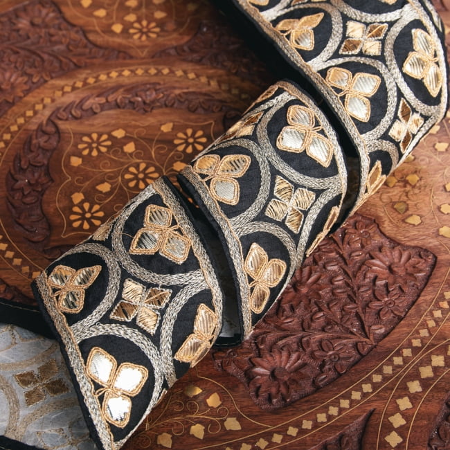 チロリアンテープ　メーター売 - 金糸が美しい　更紗模様のゴータ刺繍〔幅:約8.3cm〕 2 - 他にはないとても素敵な雰囲気