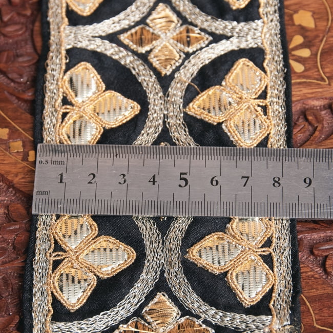 チロリアンテープ　メーター売 - 金糸が美しい　更紗模様のゴータ刺繍〔幅:約8.3cm〕 6 - 横幅はこのようになります