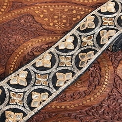 チロリアンテープ　メーター売 - 金糸が美しい　更紗模様のゴータ刺繍〔幅:約8.3cm〕の商品写真