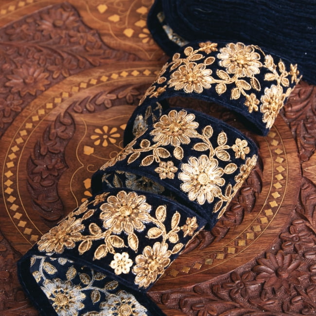 チロリアンテープ　メーター売 - 金糸が美しい　更紗模様のゴータ刺繍〔幅:約5.5cm〕 2 - 他にはないとても素敵な雰囲気
