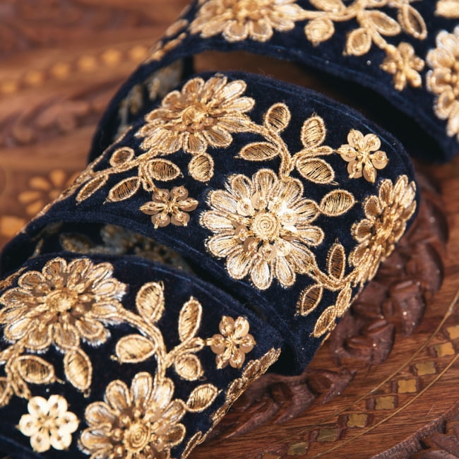 チロリアンテープ　メーター売 - 金糸が美しい　更紗模様のゴータ刺繍〔幅:約5.5cm〕 3 - 拡大写真です
