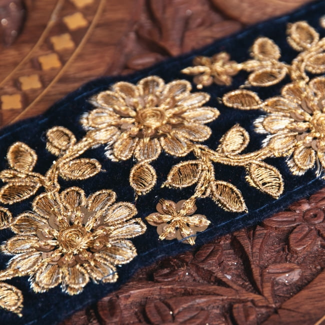 チロリアンテープ　メーター売 - 金糸が美しい　更紗模様のゴータ刺繍〔幅:約5.5cm〕 4 - 別の角度から
