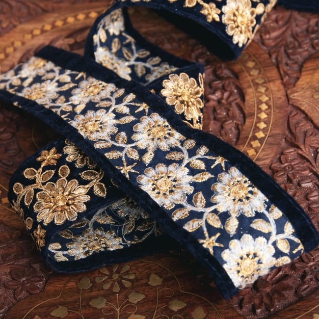 チロリアンテープ　メーター売 - 金糸が美しい　更紗模様のゴータ刺繍〔幅:約5.5cm〕 5 - 裏面はこのようになっております
