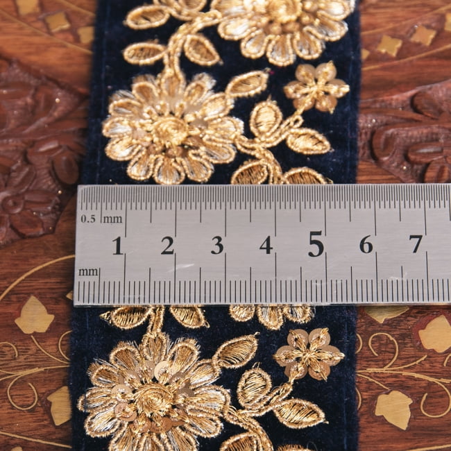 チロリアンテープ　メーター売 - 金糸が美しい　更紗模様のゴータ刺繍〔幅:約5.5cm〕 6 - 横幅はこのようになります
