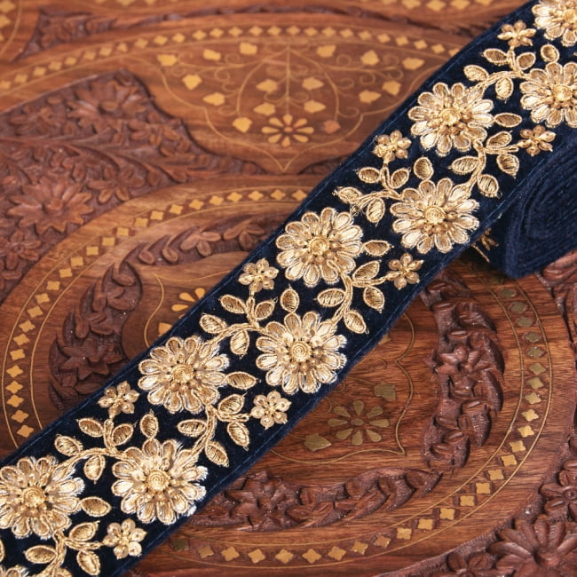 チロリアンテープ　メーター売 - 金糸が美しい　更紗模様のゴータ刺繍〔幅:約5.5cm〕の写真1枚目です。インドではサリーの飾り付けなどに使われています。衣服以外にも、バッグやカーテンなどなど、様々な用途にご使用いただけます。
Gota embroidery,刺繍,更紗,ラジャスタン,チロリアンテープ,手芸,花柄,エスニック,リボン,チロルテープ,手芸テープ,手芸用品