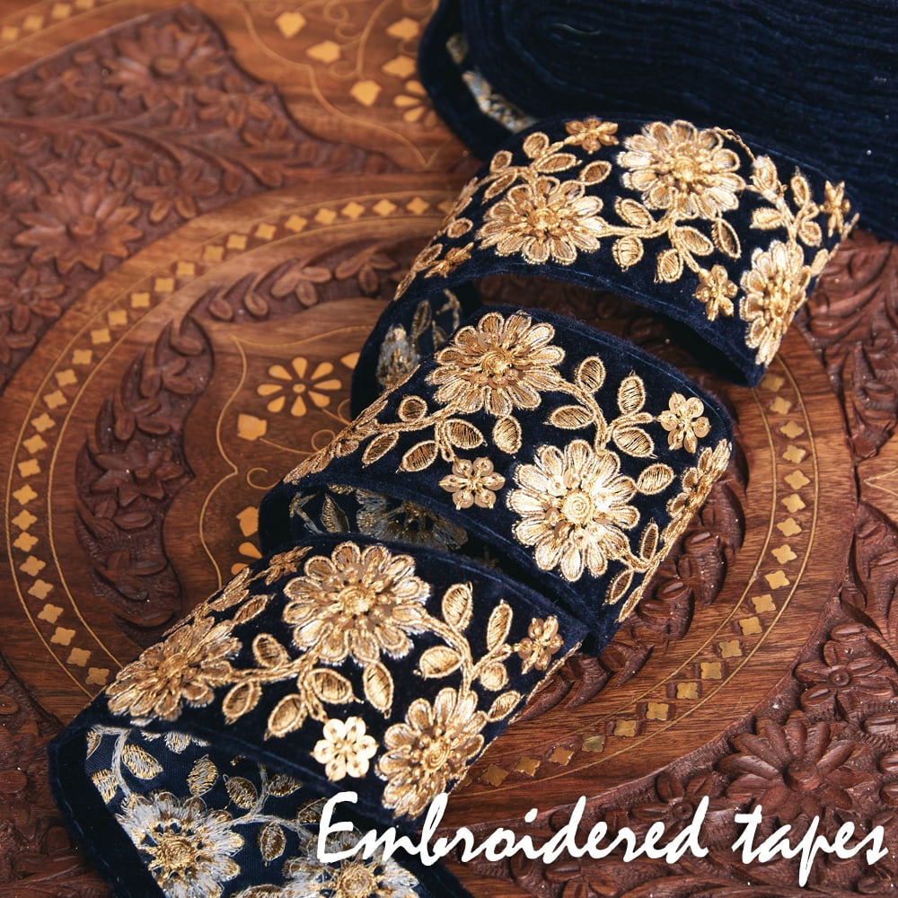 チロリアンテープ　メーター売 - 金糸が美しい　更紗模様のゴータ刺繍〔幅:約5.5cm〕1枚目の説明写真です