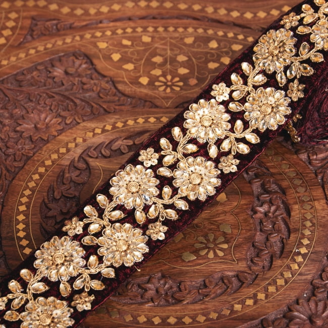 チロリアンテープ　メーター売 - 金糸が美しい　更紗模様のゴータ刺繍〔幅:約5.7cm〕の写真1枚目です。インドではサリーの飾り付けなどに使われています。衣服以外にも、バッグやカーテンなどなど、様々な用途にご使用いただけます。
Gota embroidery,刺繍,更紗,ラジャスタン,チロリアンテープ,手芸,花柄,エスニック,リボン,チロルテープ,手芸テープ,手芸用品