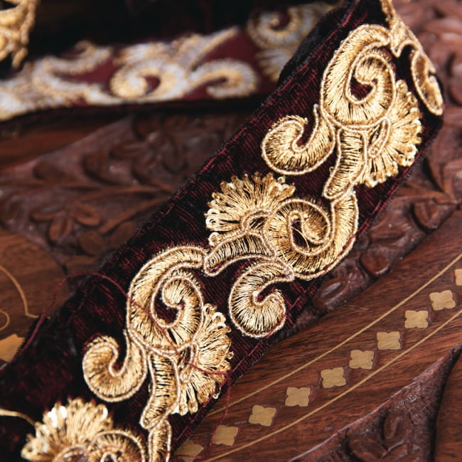 チロリアンテープ　メーター売 - 金糸が美しい　更紗模様のゴータ刺繍〔幅:約3.2cm〕 4 - 別の角度から