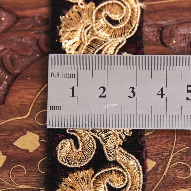 チロリアンテープ　メーター売 - 金糸が美しい　更紗模様のゴータ刺繍〔幅:約3.2cm〕 6 - 横幅はこのようになります