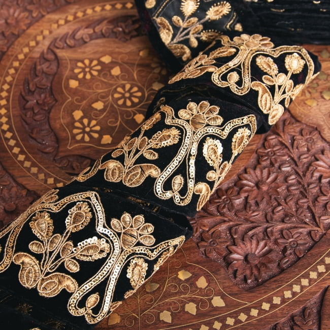 チロリアンテープ　メーター売 - 金糸が美しい　更紗模様のゴータ刺繍〔幅:約8.5cm〕 2 - 他にはないとても素敵な雰囲気