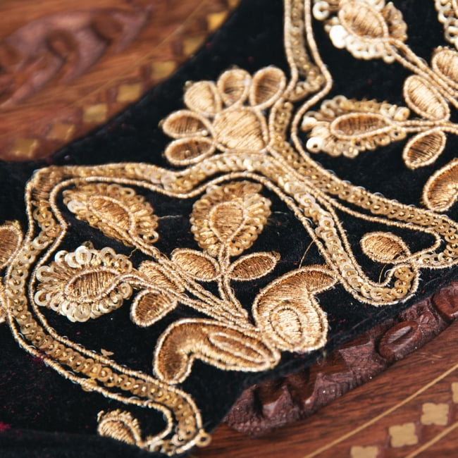 チロリアンテープ　メーター売 - 金糸が美しい　更紗模様のゴータ刺繍〔幅:約8.5cm〕 4 - 別の角度から