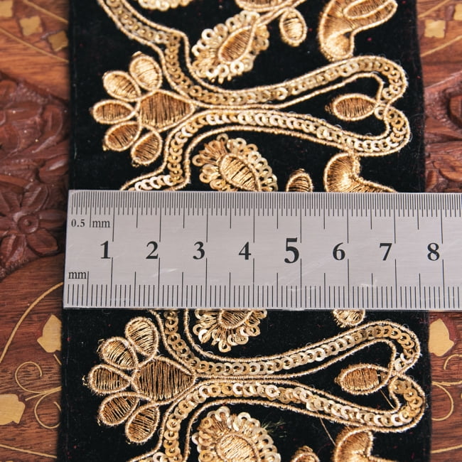 チロリアンテープ　メーター売 - 金糸が美しい　更紗模様のゴータ刺繍〔幅:約8.5cm〕 6 - 横幅はこのようになります