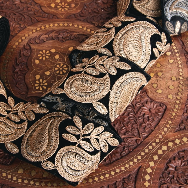 チロリアンテープ　メーター売 - 金糸が美しい　更紗模様のゴータ刺繍〔幅:約8.9cm〕 2 - 他にはないとても素敵な雰囲気