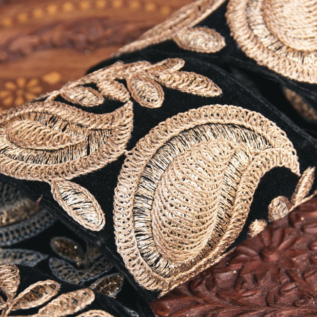 チロリアンテープ　メーター売 - 金糸が美しい　更紗模様のゴータ刺繍〔幅:約8.9cm〕 3 - 拡大写真です