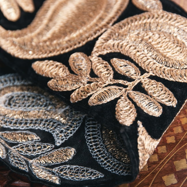 チロリアンテープ　メーター売 - 金糸が美しい　更紗模様のゴータ刺繍〔幅:約8.9cm〕 4 - 別の角度から