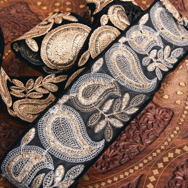 チロリアンテープ　メーター売 - 金糸が美しい　更紗模様のゴータ刺繍〔幅:約8.9cm〕 5 - 裏面はこのようになっております