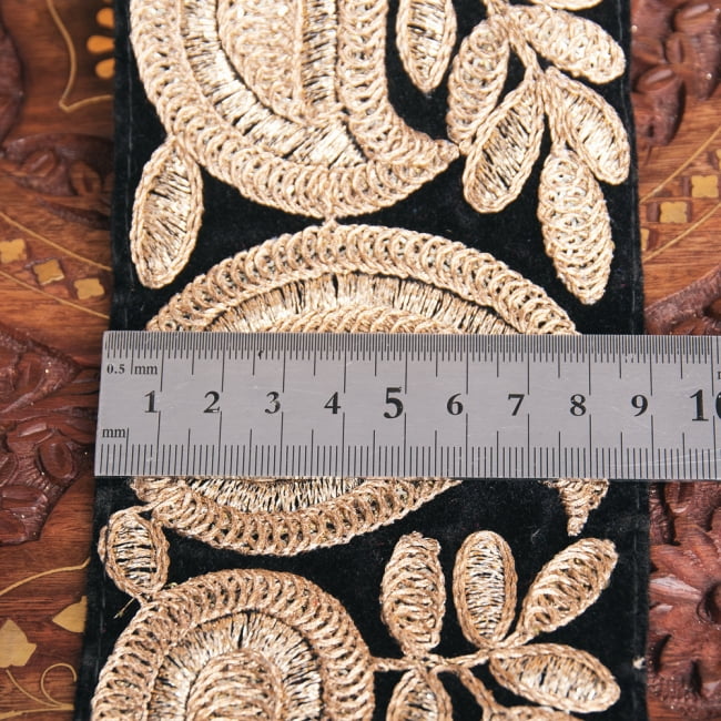 チロリアンテープ　メーター売 - 金糸が美しい　更紗模様のゴータ刺繍〔幅:約8.9cm〕 6 - 横幅はこのようになります
