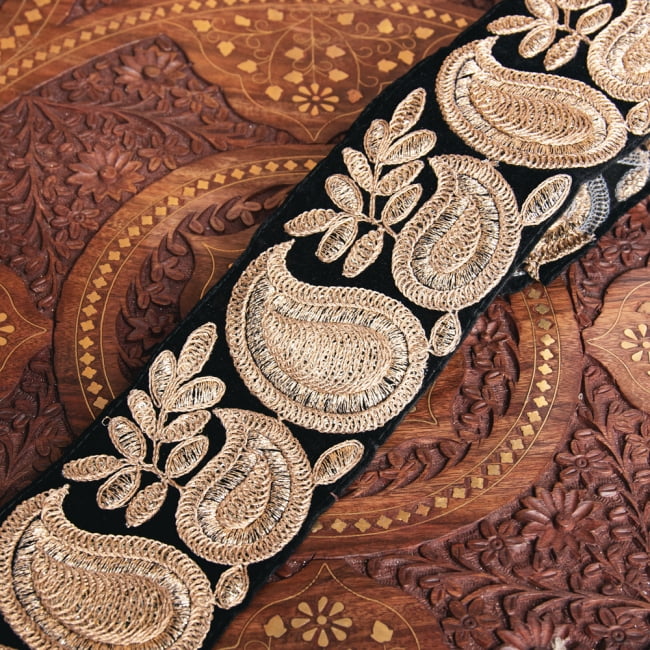 チロリアンテープ　メーター売 - 金糸が美しい　更紗模様のゴータ刺繍〔幅:約8.9cm〕の写真1枚目です。インドではサリーの飾り付けなどに使われています。衣服以外にも、バッグやカーテンなどなど、様々な用途にご使用いただけます。Gota embroidery,刺繍,更紗,ラジャスタン,チロリアンテープ,手芸,花柄,エスニック,リボン,チロルテープ,手芸テープ,手芸用品