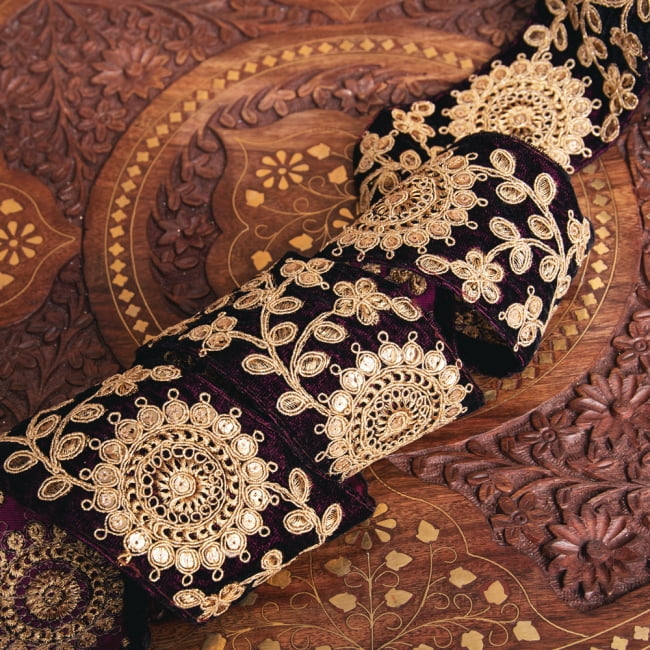 チロリアンテープ　メーター売 - 金糸が美しい　更紗模様のゴータ刺繍〔幅:約6.3cm〕 2 - 他にはないとても素敵な雰囲気