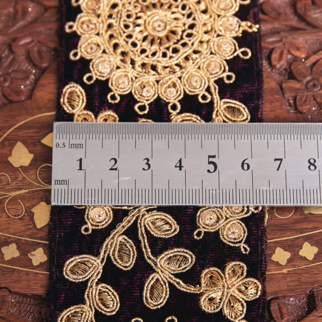 チロリアンテープ　メーター売 - 金糸が美しい　更紗模様のゴータ刺繍〔幅:約6.3cm〕 6 - 横幅はこのようになります