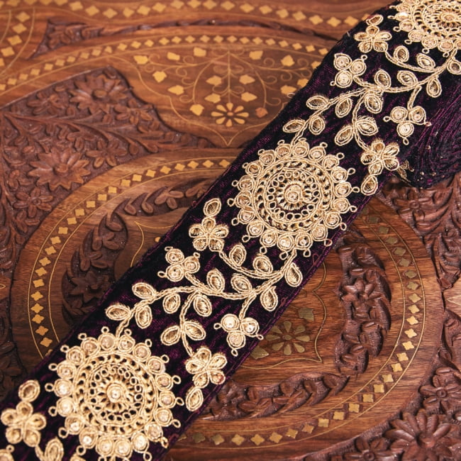 チロリアンテープ　メーター売 - 金糸が美しい　更紗模様のゴータ刺繍〔幅:約6.3cm〕の写真1枚目です。インドではサリーの飾り付けなどに使われています。衣服以外にも、バッグやカーテンなどなど、様々な用途にご使用いただけます。Gota embroidery,刺繍,更紗,ラジャスタン,チロリアンテープ,手芸,花柄,エスニック,リボン,チロルテープ,手芸テープ,手芸用品
