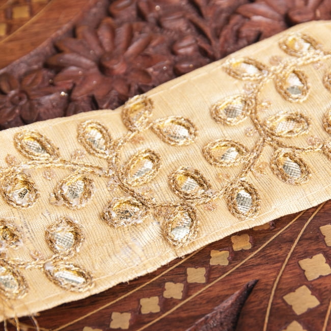 チロリアンテープ　メーター売 - 金糸が美しい　更紗模様のゴータ刺繍〔幅:約5.5cm〕 4 - 別の角度から