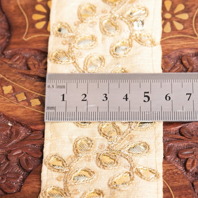 チロリアンテープ　メーター売 - 金糸が美しい　更紗模様のゴータ刺繍〔幅:約5.5cm〕 6 - 横幅はこのようになります