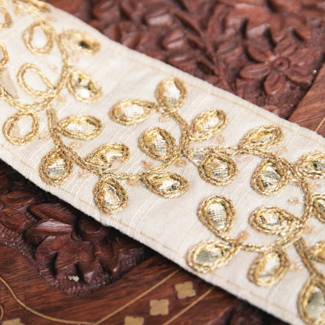チロリアンテープ　メーター売 - 金糸が美しい　更紗模様のゴータ刺繍〔幅:約5.5cm〕 4 - 別の角度から